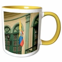3Drose Balcony с еквадорски флаг, Cuenca, Ecuador - Sa Jme - John and Lisa Merrill - Две тонална жълта халба, 11 -унция